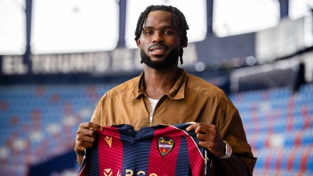 Koyalipou posando con su nueva camiseta