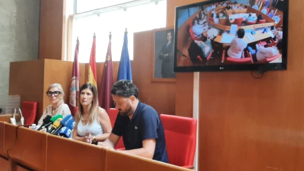 Imagen de la rueda de prensa del gobierno de Lorca con las imágenes del presunto sabotaje del PSOE en una pantalla