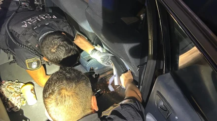 La actitud nerviosa del conductor despertó sospechas, lo que llevó a los agentes a realizar una inspección más exhaustiva del vehículo