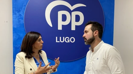 Elena Candia y Antonio Ameijide charlan en la sede del Partido Popular de Lugo