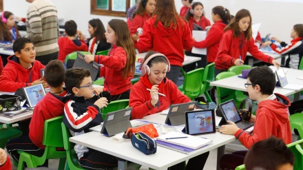 Niños utilizan tablets en clase