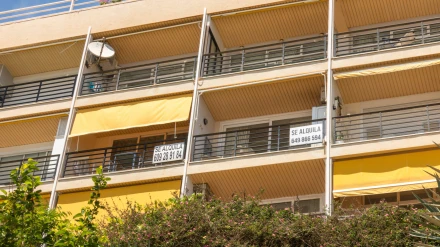 Dos apartamentos con cartel de Se Alquila