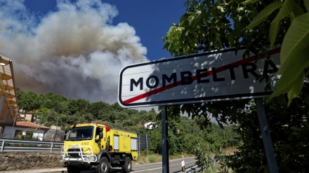 Vista de un camión de la UME a su paso este martes por Mombentrán. Un total de 101 militares y 47 medios de la Unidad Militar de Emergencias (UME) se encuentran desplegados actualmente en el Barranco de las Cinco Villas por el incendio que se declaró en la noche del lunes en esta zona del sur de la provincia de Ávila