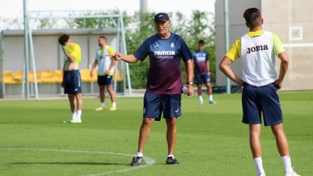 Miguel Álvarez, en un entrenamiento con el Villarreal B