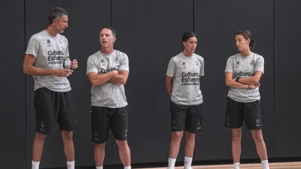 Burgos, Hernández, Sorlí y Estopá hablando durante un entrenamiento