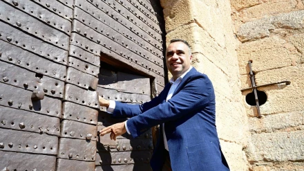 30/07/2025 El presidente de la Diputación, Francis Rodríguez, en el acto celebrado este miércoles..La Diputación de Granada ha celebrado este miércoles el acto institucional de adquisición del Castillo de La Calahorra, cuya compra a la familia Arteaga alcanza los 6,5 millones de euros, y ha explicado que trabaja ya en los pliegos para la adecuación del inmueble.POLITICA DIPUTACIÓN DE GRANADA