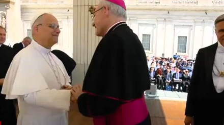 Saludo entre Sebastián Chico Martínez y el Papa León XIV