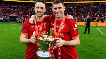 Diogo Jota junto a James Milner levantando la Carabao Cup