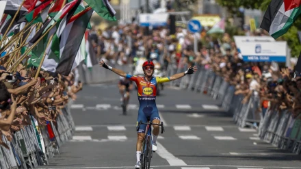 Giulio Ciccone celebra su victoria en la Clásica de San Sebastián