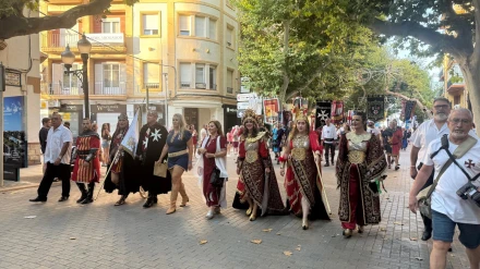 Las filaes, acompañadas por las capitanías mora y cristiana, desfilan por la calle Marqués de Campo en el inicio oficial de las fiestas de Moros y Cristianos de Dénia 2025