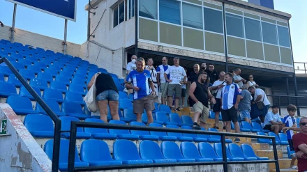 Aficionados huyen de las avispas en el fondo sur del Rico Pérez.