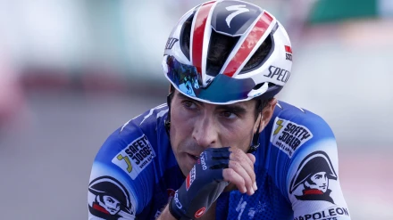 El corredor español Mikel Landa del equipo Soudal Quick-Step, a su llegada a meta de la vigésima y penúltima etapa de la 79 Vuelta a España, con 172 km de recorrido por Las Merindades burgalesas con salida en Villarcayo y llegada en Picón Blanco.- EFE/ Javier Lizón