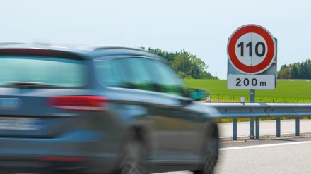 Señal de límite de velocidad de 110 km/h a lo largo de la carretera