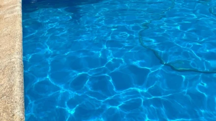 Archivo - Imagen recurso de una piscina