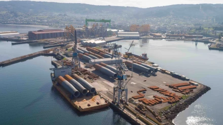 Vista aérea del astillero de Fene con los monopiles