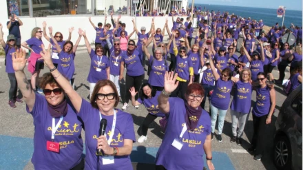 Isabel Llorca, presidenta de Amunt contra el Cáncer, junto a miembros de la asociación durante la última edición de la Caminata contra el Cáncer en la Marina Alta