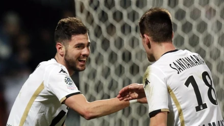 Cristian López celebra un gol para el Angers con Baptiste Santamaria en 2019