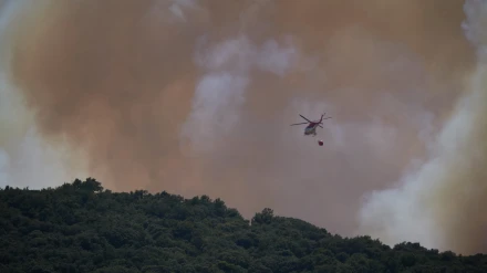 Un helicóptero trata de extinguir el fuego, a 5 de agosto de 2025, en Enériz, Navarra (España).