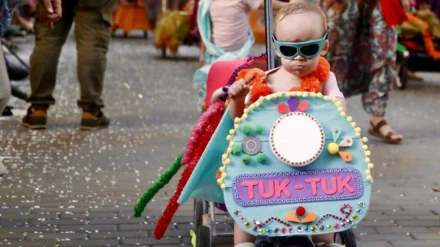 Luca con sus gafas que le ayudan a protegerse de la luz solar.