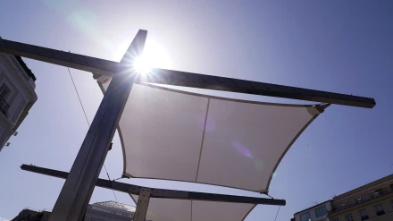 Los nuevos toldos instalados para dar sombra en la Puerta del Sol