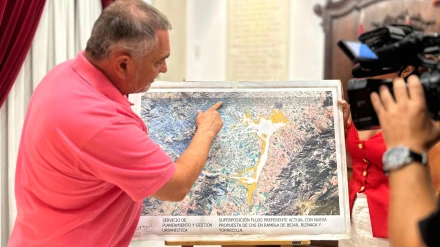 Ángel Meca, explicando el nuevo mapa de zonas de flujo preferente