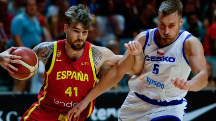 Juancho Hernangómez intenta superar a Jan Zidek en un lance del España-República Checa de preparación al Eurobasket