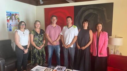 Integrantes del gobierno local, servicio de ayuda en el hogar y el podólogo que prestará el servicio