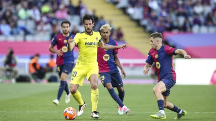 Dani Parejo (Villarreal CF) controla el balón mientras es defendido por Lamine Yamal (FC Barcelona) y Fermín López (FC Barcelona) durante el partido de LaLiga entre FC Barcelona y Villarreal CF en el Olímpic Lluís Companys, el 18 de mayo de 2025 en Barcelona, España.