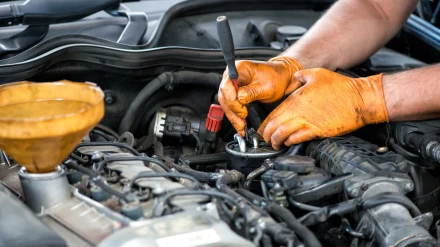 Imagen de archivo de un taller mecánico. Persona reparando un motor
