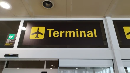 Entrada al aeropuerto de Alvedro