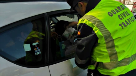 Agente de la Guardia Civil realizando un control de alcoholemia