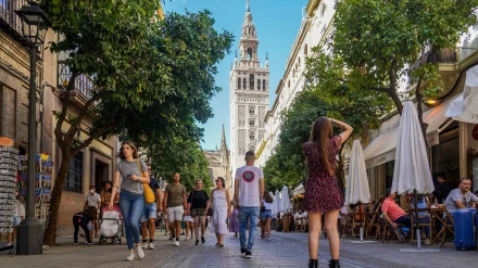 Turistas por el entorno de la Catedral de Sevilla
