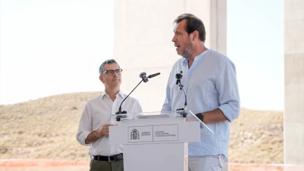 El ministro de Transportes y Movilidad Sostenible, Óscar Puente  junto al ministro de la Presidencia, Justicia y Relaciones con las Cortes, Félix Bolaños