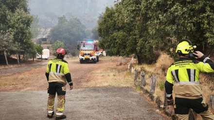 Bomberos durante el incendio en Jabugo