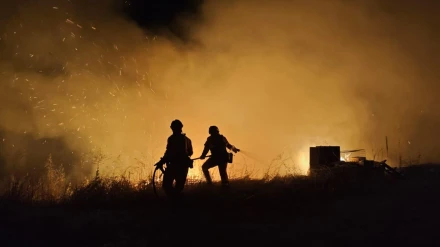 Efectivos de la UME sofocando un incendio