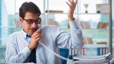 Un trabajador realizando una llamada publicitaria