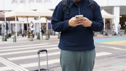 Persona pidiendo un Uber, Cabify o taxi