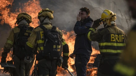 Los bomberos durante las labores de extinción del incendio que afecta este miércoles al municipio de Monterrei