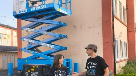 La edil de Cultura y el artista antes de iniciar la obra