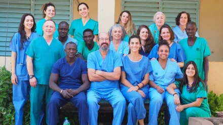 Carlos Bardají, junto a su equipo de cirugía en Senegal.