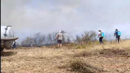 Ismael, junto con unos compañeros, tratan de frenar las llamas en Aliste
