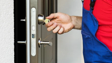 Cerrajero trabajando con cerradura de puerta de casa