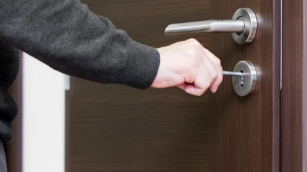 Abriendo la puerta de la casa