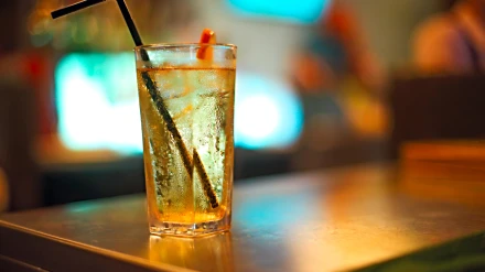 Copa de cóctel en la barra del bar de una discoteca