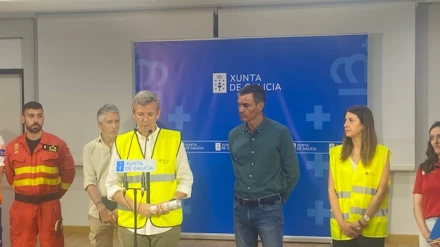 Alfonso Rueda y Pedro Sánchez en el Centro de Coordinación Provincial de Lucha contra el Fuego de Ourense