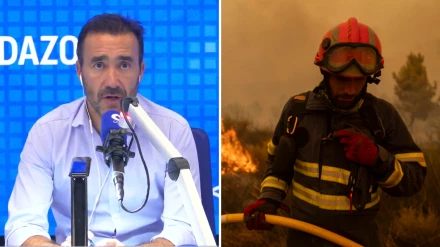 Juanma Castaño y un bombero en las tareas de extinción en la aldea de Lamas, Cualedro, en Ourense
