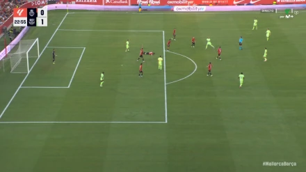 Captura del polémico gol, con Raíllo  tendido antes del tiro de Ferran