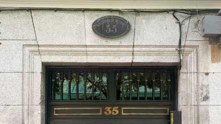 Placa "Asegurada de incendios" en la calle de Preciados nº 35, Madrid