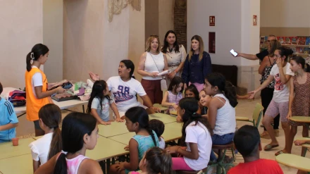 Niños y niñas participando en los talleres de San Pedro