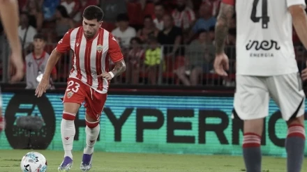 Fran Fernández: "El Almería mereció ganar, pero no puede conceder tanto atrás"